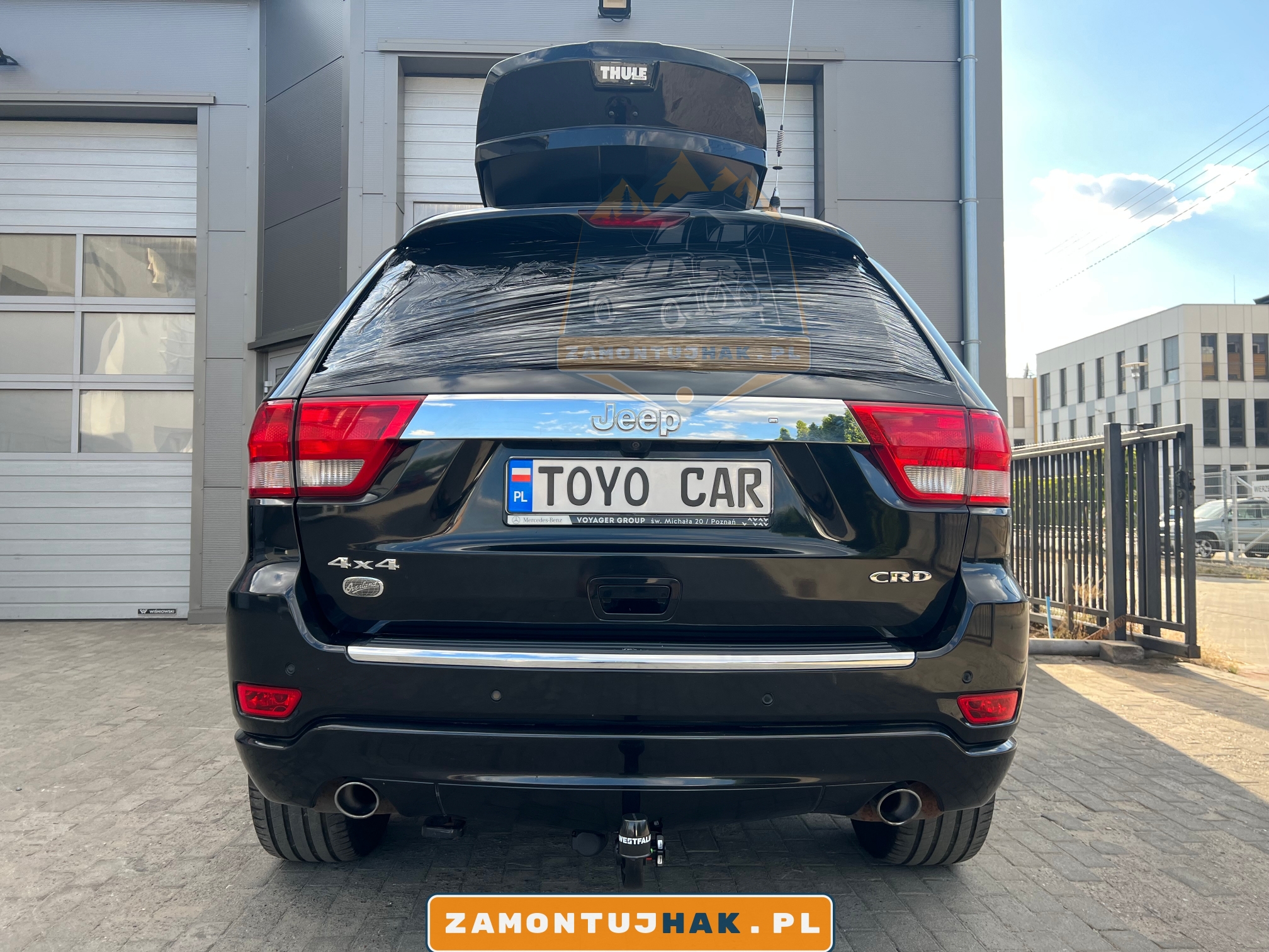 jeep grand cherokee z hakiem holowniczym na tle serwisu montazu hakow holowniczych w poznaniu 